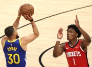 开云体育登录-太阳队后卫发挥神勇，击败火箭队夺胜