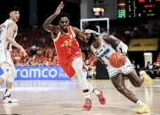 开云官网-黄蜂力克美国男篮，拉文一己之力扛起全队的简单介绍