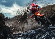 开云体育官网-伊萨克点燃赛场，荷兰争冠战惊险战胜芬兰