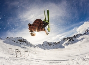 开云官方app入口-当诺坎普的呐喊遇见总决赛的硝烟，体育意志的双重变奏