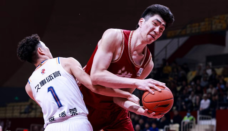 江苏队鏖战青岛队,王哲林惊艳四座的简单介绍 江苏队鏖战青岛队,王哲林惊艳四座的简单介绍