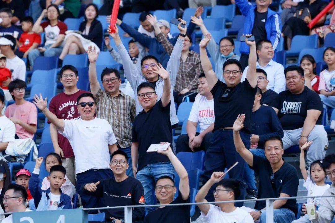 关于队员助威,足球风暴即将到来的信息 关于队员助威,足球风暴即将到来的信息