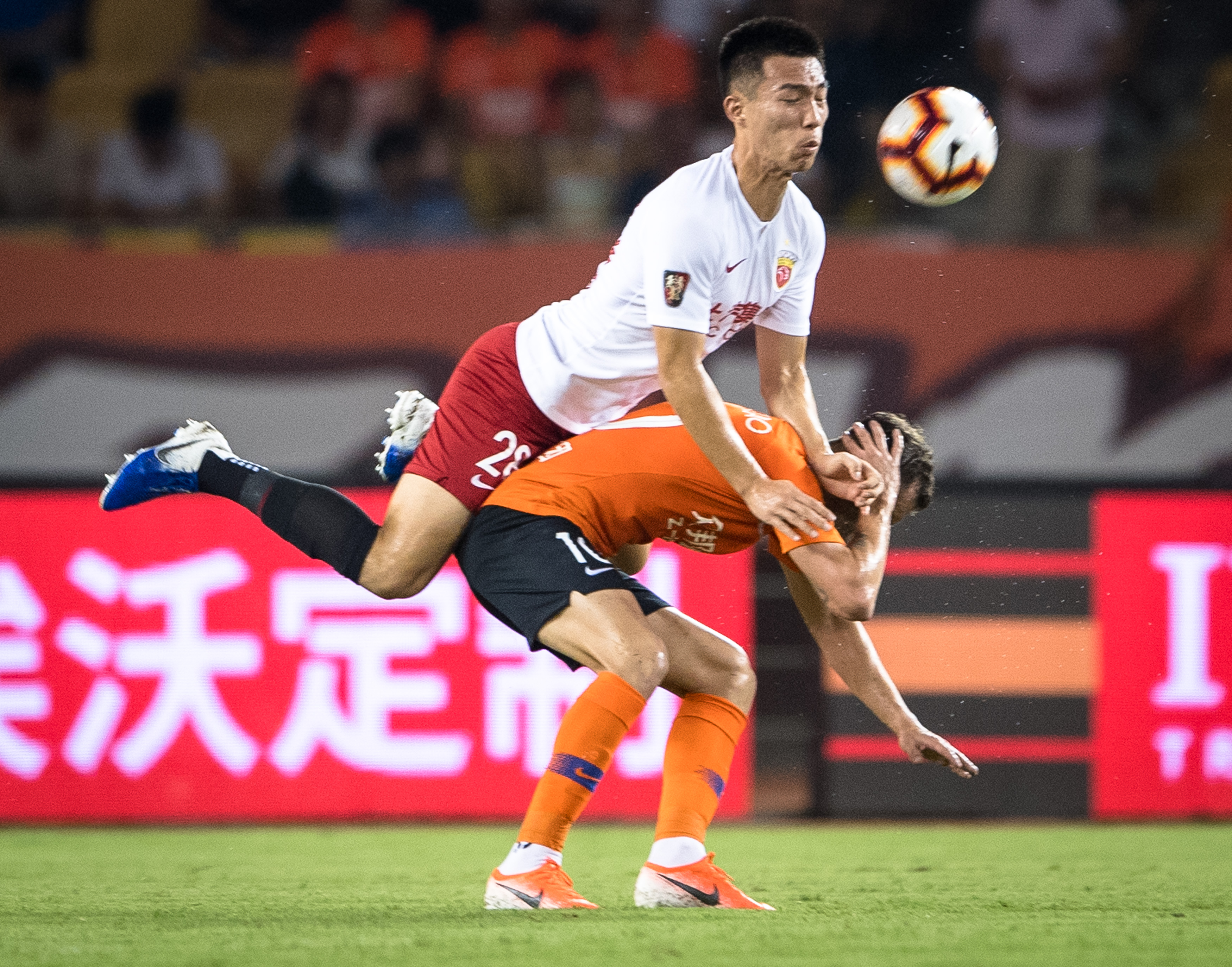 上海上港胜河南建业,登顶积分榜领先优势明显的简单介绍 上海上港胜河南建业,登顶积分榜领先优势明显的简单介绍