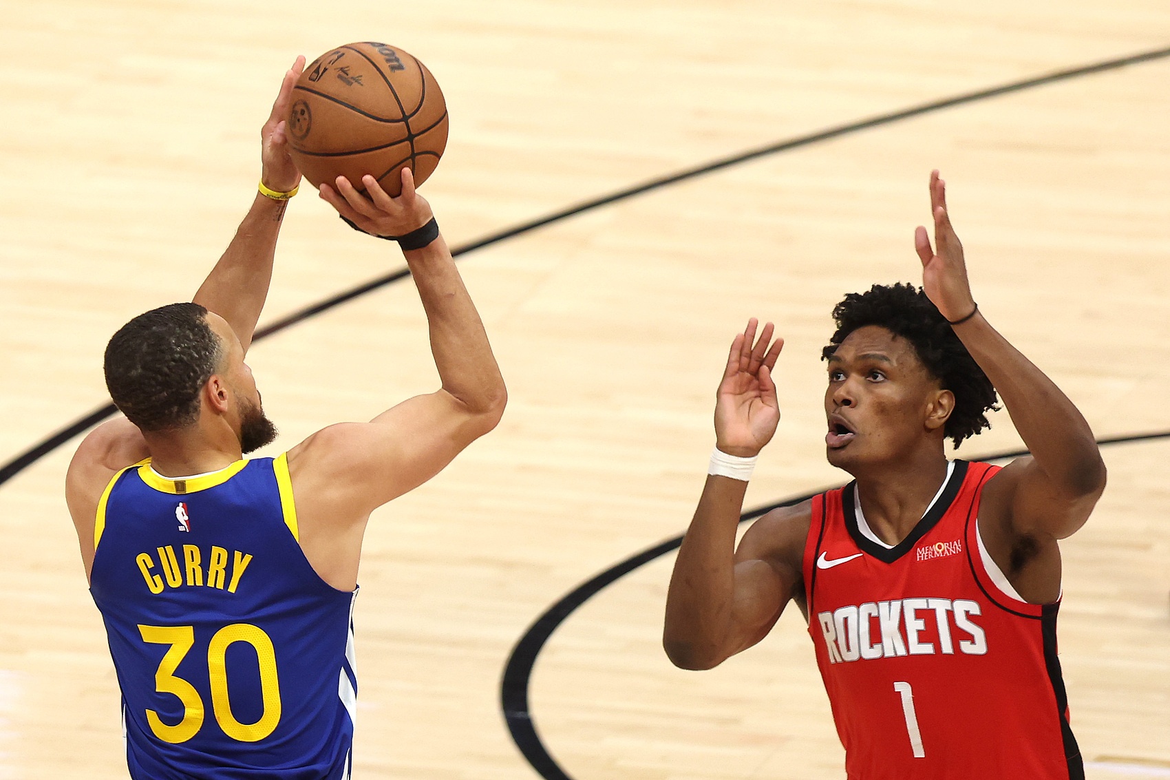 太阳队后卫发挥神勇,击败火箭队夺胜 太阳队后卫发挥神勇,击败火箭队夺胜