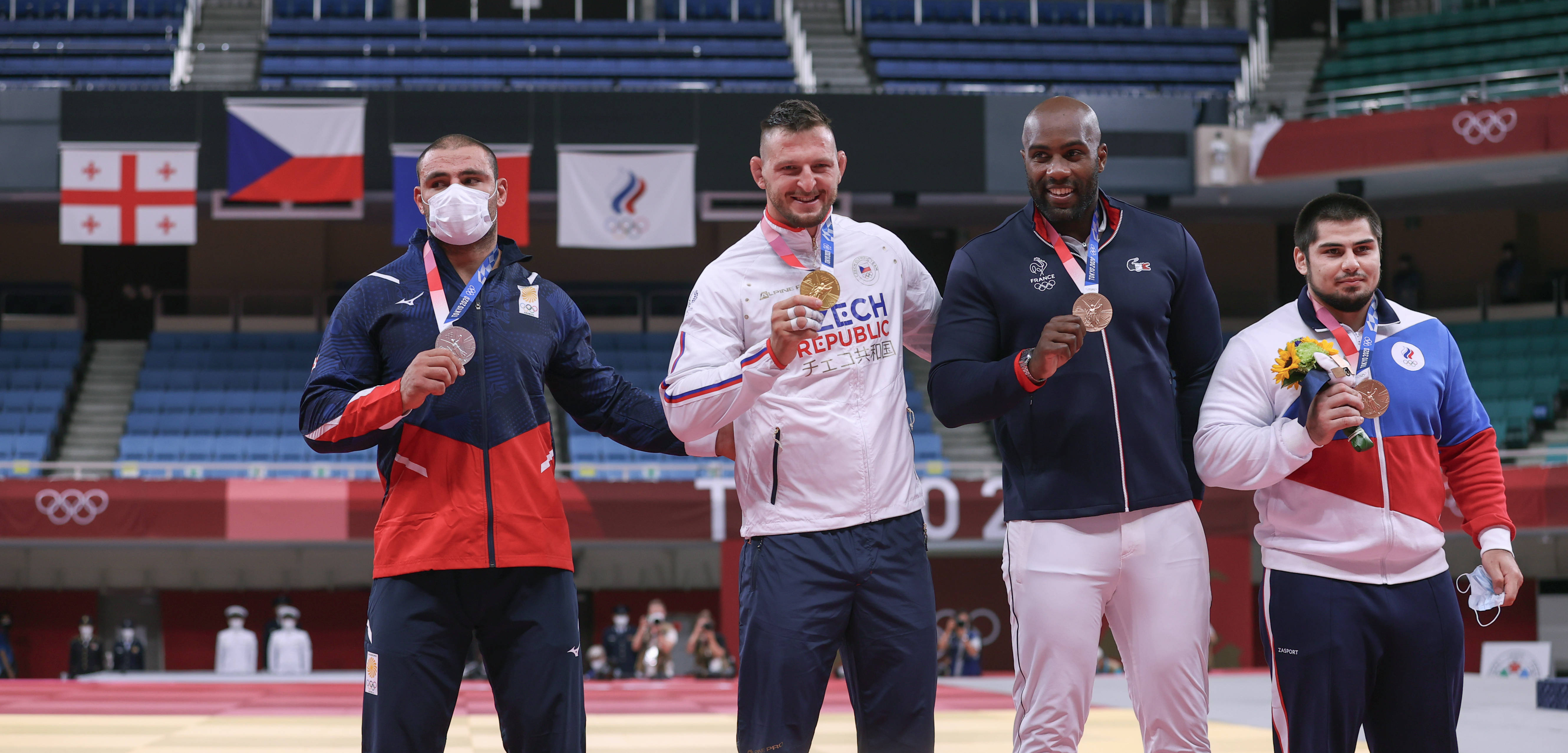 越南柔道选手精湛技艺，夺魁比赛