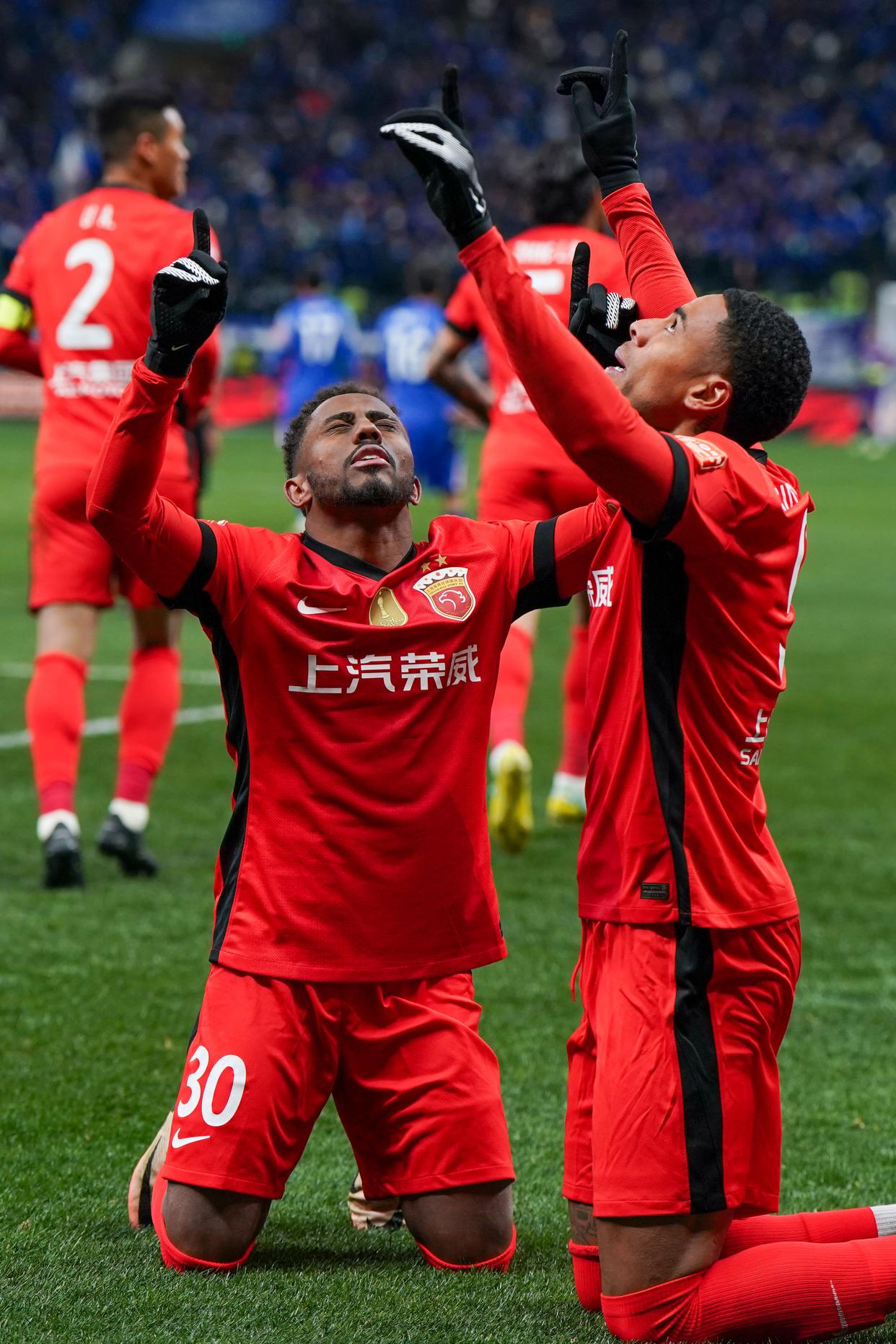 上海申花足球队闹市中风采绽放的简单介绍