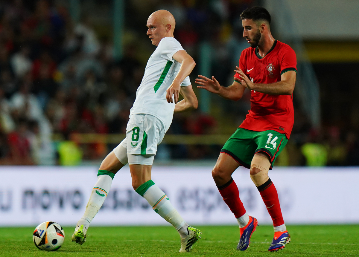 球员全力奔跑，欧洲赛事中的激动瞬间