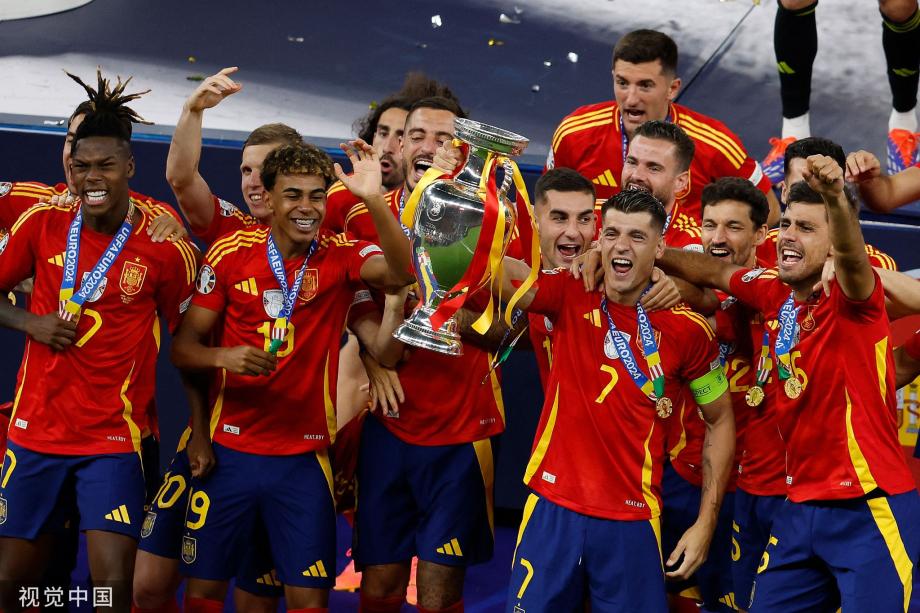 球员全力奔跑，欧洲赛事中的激动瞬间