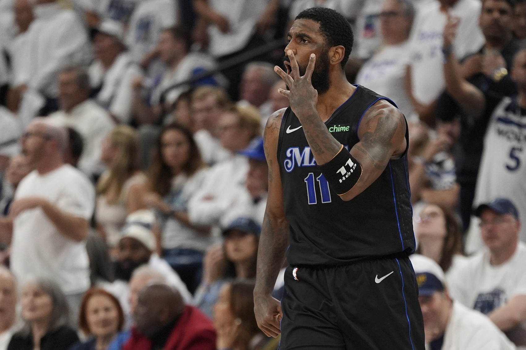 关于独行侠横扫魔术，欧文完成帽子戏法的信息