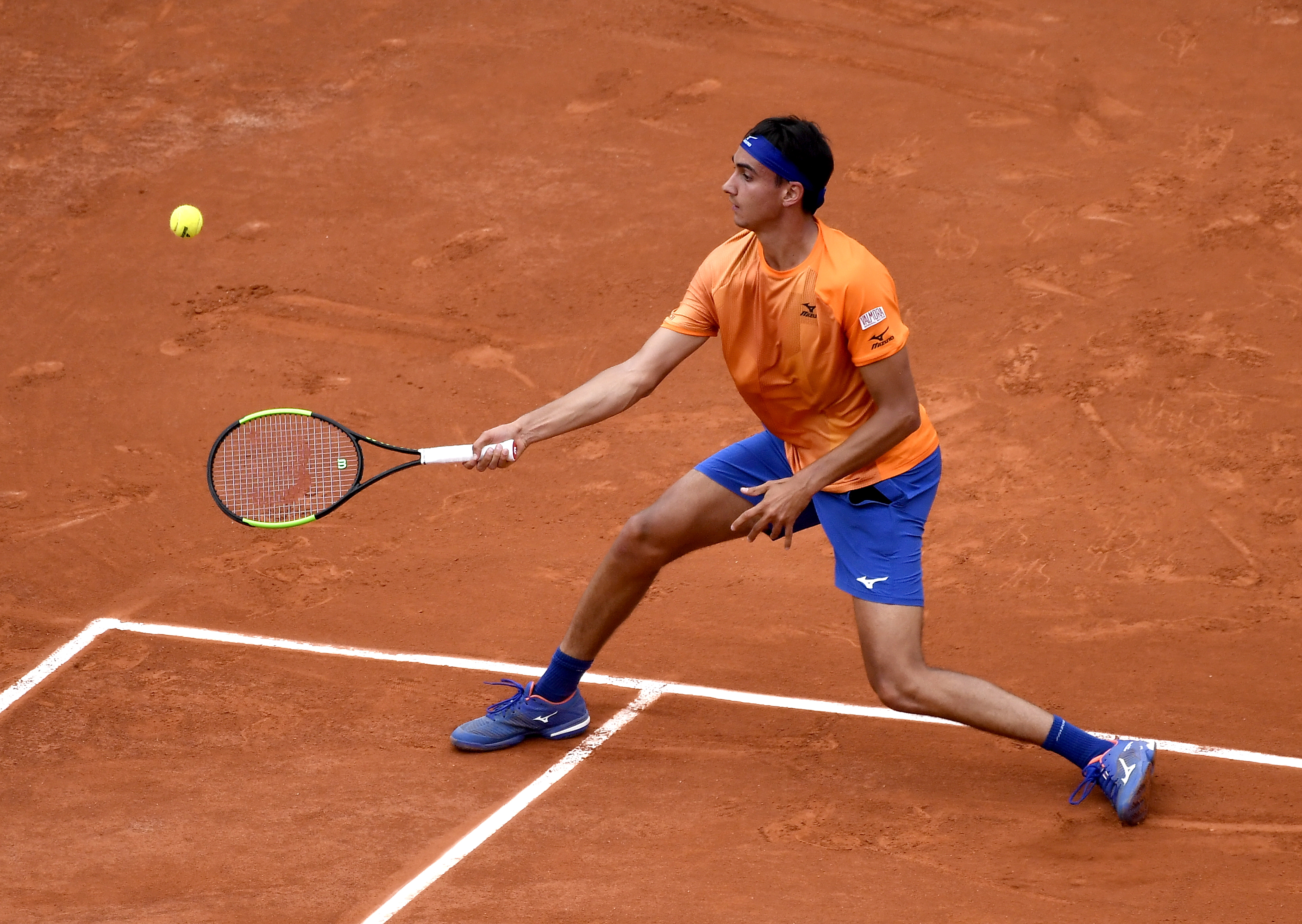 关于德国网球队险胜日本网球队，费德勒统治全场的信息