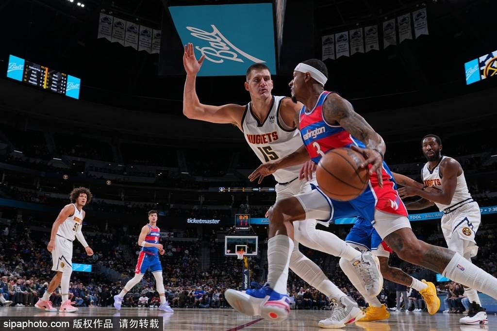 包含掘金强势法国男篮，莫里斯完成帽子戏法的词条