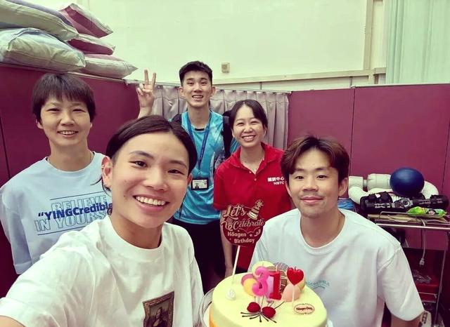 包含法国羽毛球队轻取泰国羽毛球队，戴资颖关键制胜的词条