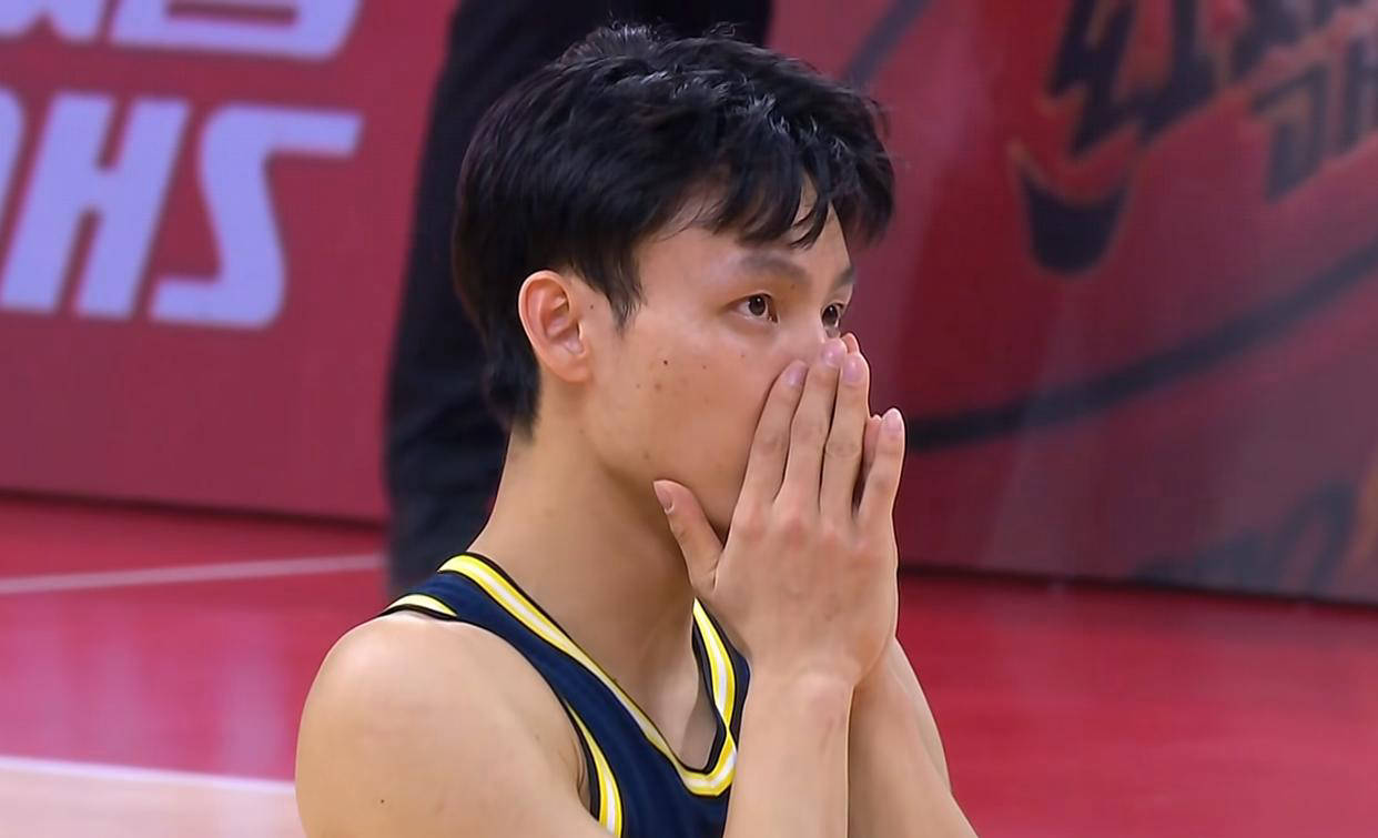 包含上海队险胜快船，高诗岩关键制胜的词条