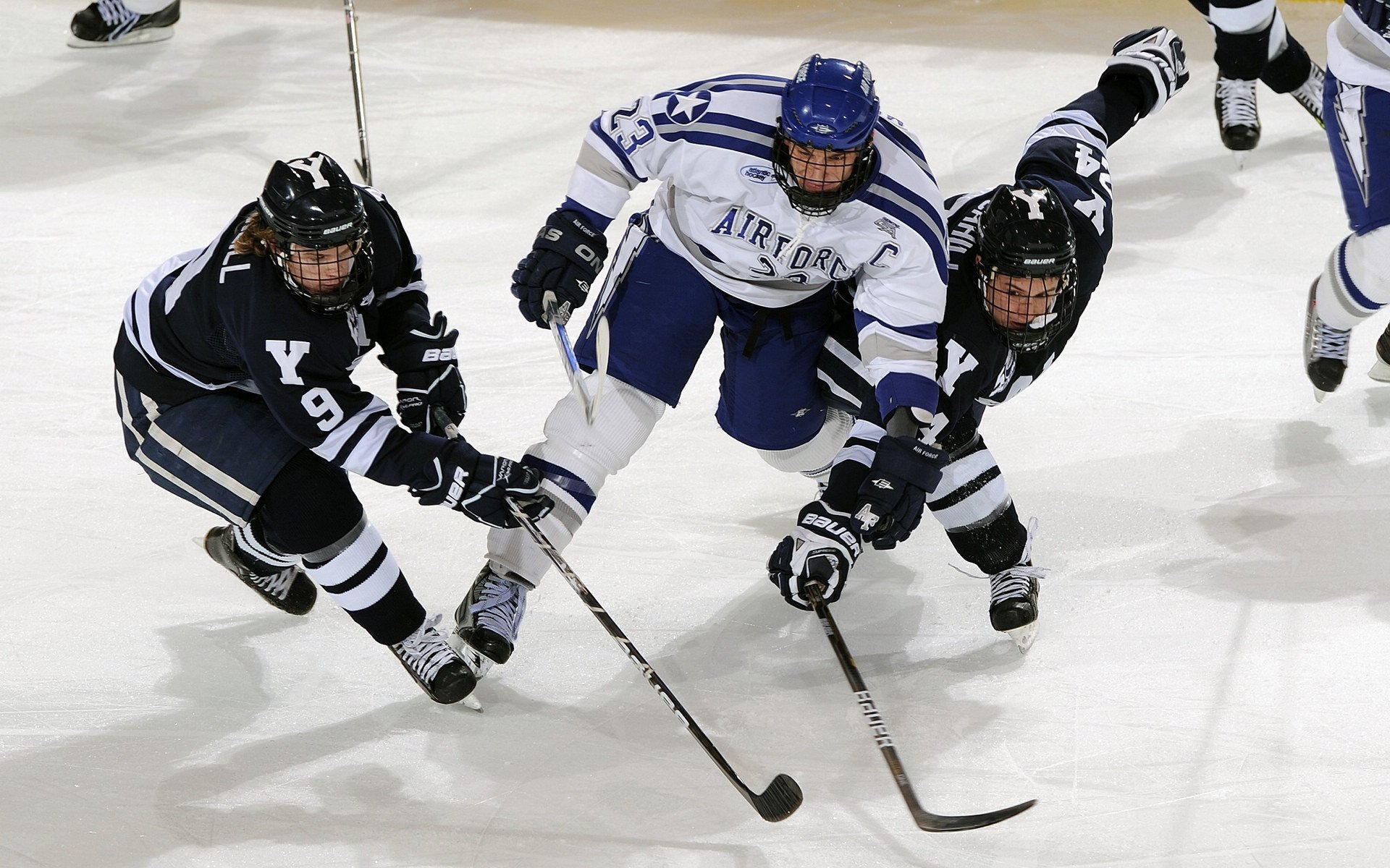 赛道与绿茵，当F1新赛季轰鸣启程，勒沃库森在欧联战场击退乌克兰风暴